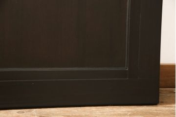 ヴィンテージの組子入りガラス戸2枚をリペア&カスタム!高さと幅をリサイズし、ガラスをアクリル板に変更。濃い茶色で着色仕上げ。(引き戸、建具、ビンテージ)