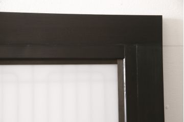ヴィンテージの組子入りガラス戸2枚をリペア&カスタム!高さと幅をリサイズし、ガラスをアクリル板に変更。濃い茶色で着色仕上げ。(引き戸、建具、ビンテージ)