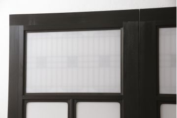 ヴィンテージの組子入りガラス戸2枚をリペア&カスタム!高さと幅をリサイズし、ガラスをアクリル板に変更。濃い茶色で着色仕上げ。(引き戸、建具、ビンテージ)