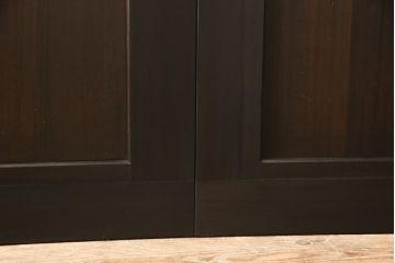 ヴィンテージの組子入りガラス戸2枚をリペア&カスタム!高さと幅をリサイズし、ガラスをアクリル板に変更。濃い茶色で着色仕上げ。(引き戸、建具、ビンテージ)