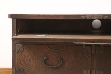 明治期の帳場箪笥をリペア&カスタム!上段の引き出しをフラップダウン式の扉に変更。木製脚を取り付け、本体の色味に馴染むよう着色仕上げ。(テレビ台、ローボード、収納棚、戸棚)