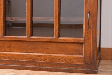 食器棚をリペア&カスタム!ヒノキ無垢材の天板を取り付け高さをリサイズし、下部引き戸をクリアガラスに変更。全体を1トーン落ち着いた色味に着色仕上げ。(収納棚、戸棚、サイドボード)