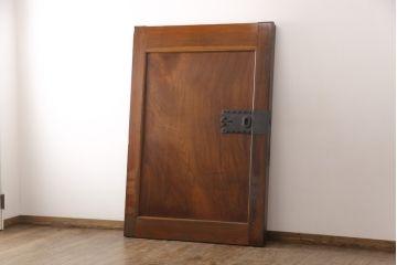 明治大正期の蔵戸をリペア&カスタム!衝立としての使用に合わせて仕上げ。全体を表側の色味に合わせて着色し仕上げ。(建具、玄関戸、引き戸)