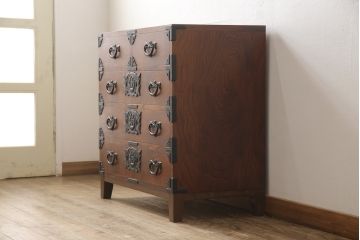 岩谷堂箪笥の収納箪笥をリペア&カスタム!台輪をカットし木製脚を取り付け。全体を1トーン落ち着いた色味に着色仕上げ。(引き出し、衣装箪笥、チェスト)