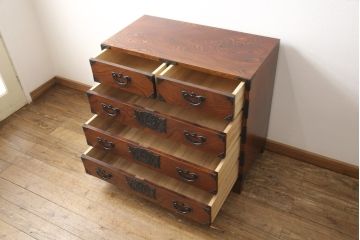 岩谷堂箪笥の収納箪笥をリペア&カスタム!台輪をカットし木製脚を取り付け。全体を1トーン落ち着いた色味に着色仕上げ。(引き出し、衣装箪笥、チェスト)