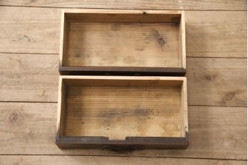 対象昭和初期の薬箪笥をリペア&カスタム!引き出しの取っ手金具を交換。本体を深みのある茶色に着色し仕上げ。(薬タンス、チェスト、小物収納、引き出し(大2杯・小63杯))