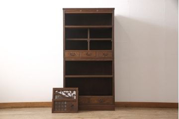 収納棚をリペア&カスタム!上段の左右の棚内部に棚板を取付け、建具のガラスはゆらゆらガラスに。本体を1トーン落ち着いた色味に着色仕上げ。(食器棚、戸棚、キャビネット、水屋箪笥)