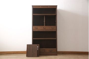収納棚をリペア&カスタム!上段の左右の棚内部に棚板を取付け、建具のガラスはゆらゆらガラスに。本体を1トーン落ち着いた色味に着色仕上げ。(食器棚、戸棚、キャビネット、水屋箪笥)