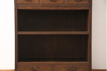 収納棚をリペア&カスタム!上段の左右の棚内部に棚板を取付け、建具のガラスはゆらゆらガラスに。本体を1トーン落ち着いた色味に着色仕上げ。(食器棚、戸棚、キャビネット、水屋箪笥)