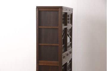 収納棚をリペア&カスタム!上段の左右の棚内部に棚板を取付け、建具のガラスはゆらゆらガラスに。本体を1トーン落ち着いた色味に着色仕上げ。(食器棚、戸棚、キャビネット、水屋箪笥)