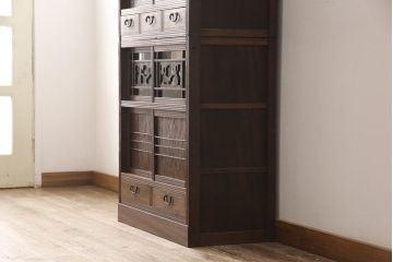 収納棚をリペア&カスタム!上段の左右の棚内部に棚板を取付け、建具のガラスはゆらゆらガラスに。本体を1トーン落ち着いた色味に着色仕上げ。(食器棚、戸棚、キャビネット、水屋箪笥)