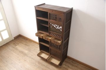 収納棚をリペア&カスタム!上段の左右の棚内部に棚板を取付け、建具のガラスはゆらゆらガラスに。本体を1トーン落ち着いた色味に着色仕上げ。(食器棚、戸棚、キャビネット、水屋箪笥)
