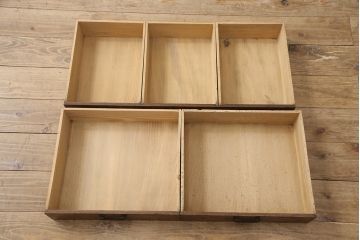 収納棚をリペア&カスタム!上段の左右の棚内部に棚板を取付け、建具のガラスはゆらゆらガラスに。本体を1トーン落ち着いた色味に着色仕上げ。(食器棚、戸棚、キャビネット、水屋箪笥)