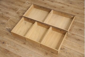 収納棚をリペア&カスタム!上段の左右の棚内部に棚板を取付け、建具のガラスはゆらゆらガラスに。本体を1トーン落ち着いた色味に着色仕上げ。(食器棚、戸棚、キャビネット、水屋箪笥)