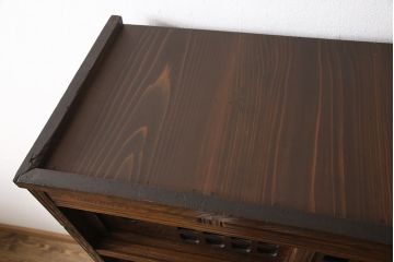 収納棚をリペア&カスタム!上段の左右の棚内部に棚板を取付け、建具のガラスはゆらゆらガラスに。本体を1トーン落ち着いた色味に着色仕上げ。(食器棚、戸棚、キャビネット、水屋箪笥)