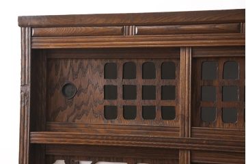 収納棚をリペア&カスタム!上段の左右の棚内部に棚板を取付け、建具のガラスはゆらゆらガラスに。本体を1トーン落ち着いた色味に着色仕上げ。(食器棚、戸棚、キャビネット、水屋箪笥)