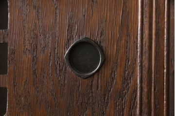 収納棚をリペア&カスタム!上段の左右の棚内部に棚板を取付け、建具のガラスはゆらゆらガラスに。本体を1トーン落ち着いた色味に着色仕上げ。(食器棚、戸棚、キャビネット、水屋箪笥)