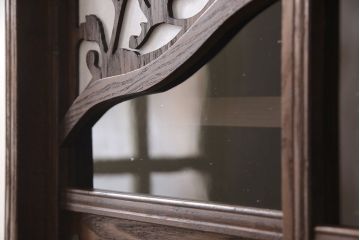 収納棚をリペア&カスタム!上段の左右の棚内部に棚板を取付け、建具のガラスはゆらゆらガラスに。本体を1トーン落ち着いた色味に着色仕上げ。(食器棚、戸棚、キャビネット、水屋箪笥)