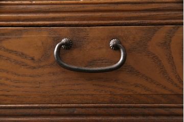 収納棚をリペア&カスタム!上段の左右の棚内部に棚板を取付け、建具のガラスはゆらゆらガラスに。本体を1トーン落ち着いた色味に着色仕上げ。(食器棚、戸棚、キャビネット、水屋箪笥)
