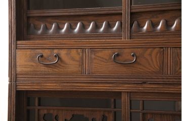 収納棚をリペア&カスタム!上段の左右の棚内部に棚板を取付け、建具のガラスはゆらゆらガラスに。本体を1トーン落ち着いた色味に着色仕上げ。(食器棚、戸棚、キャビネット、水屋箪笥)