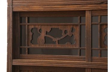 収納棚をリペア&カスタム!上段の左右の棚内部に棚板を取付け、建具のガラスはゆらゆらガラスに。本体を1トーン落ち着いた色味に着色仕上げ。(食器棚、戸棚、キャビネット、水屋箪笥)