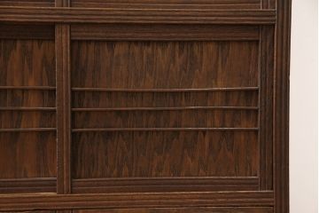 収納棚をリペア&カスタム!上段の左右の棚内部に棚板を取付け、建具のガラスはゆらゆらガラスに。本体を1トーン落ち着いた色味に着色仕上げ。(食器棚、戸棚、キャビネット、水屋箪笥)