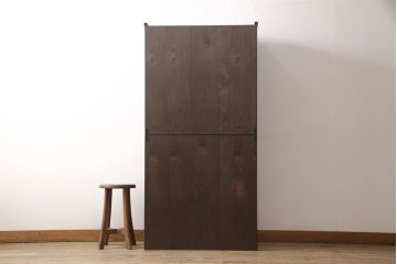 収納棚をリペア&カスタム!上段の左右の棚内部に棚板を取付け、建具のガラスはゆらゆらガラスに。本体を1トーン落ち着いた色味に着色仕上げ。(食器棚、戸棚、キャビネット、水屋箪笥)