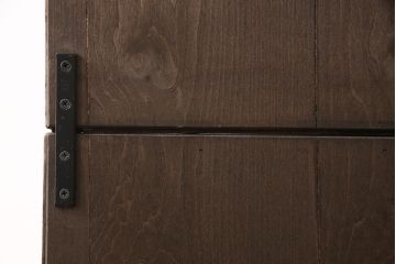 収納棚をリペア&カスタム!上段の左右の棚内部に棚板を取付け、建具のガラスはゆらゆらガラスに。本体を1トーン落ち着いた色味に着色仕上げ。(食器棚、戸棚、キャビネット、水屋箪笥)