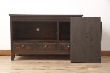 松本民芸家具のローボードをリペア&カスタム!木製引き戸をモールガラスを使ったガラス戸に変更。木製脚と棚板・棚受けを取り付け。全体を1トーン落ち着いた色味に着色仕上げ。(テレビ台、テレビボード、リビングボード、収納棚)