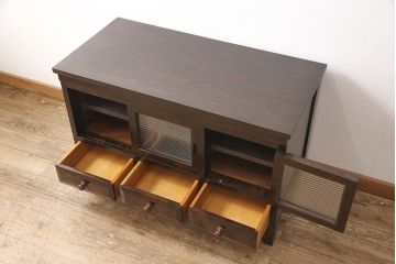 松本民芸家具のローボードをリペア&カスタム!木製引き戸をモールガラスを使ったガラス戸に変更。木製脚と棚板・棚受けを取り付け。全体を1トーン落ち着いた色味に着色仕上げ。(テレビ台、テレビボード、リビングボード、収納棚)