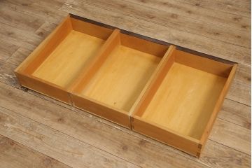 松本民芸家具のローボードをリペア&カスタム!木製引き戸をモールガラスを使ったガラス戸に変更。木製脚と棚板・棚受けを取り付け。全体を1トーン落ち着いた色味に着色仕上げ。(テレビ台、テレビボード、リビングボード、収納棚)