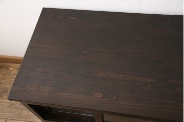 松本民芸家具のローボードをリペア&カスタム!木製引き戸をモールガラスを使ったガラス戸に変更。木製脚と棚板・棚受けを取り付け。全体を1トーン落ち着いた色味に着色仕上げ。(テレビ台、テレビボード、リビングボード、収納棚)