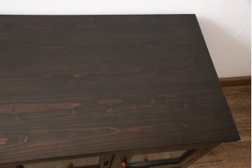 松本民芸家具のローボードをリペア&カスタム!木製引き戸をモールガラスを使ったガラス戸に変更。木製脚と棚板・棚受けを取り付け。全体を1トーン落ち着いた色味に着色仕上げ。(テレビ台、テレビボード、リビングボード、収納棚)