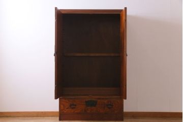 岩谷堂箪笥のワードローブをリペア&カスタム!奥行きをリサイズし、可動式の棚板を5枚設置して収納棚にリメイク。(戸棚、引き出し、下駄箱)
