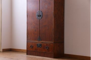 岩谷堂箪笥のワードローブをリペア&カスタム!奥行きをリサイズし、可動式の棚板を5枚設置して収納棚にリメイク。(戸棚、引き出し、下駄箱)