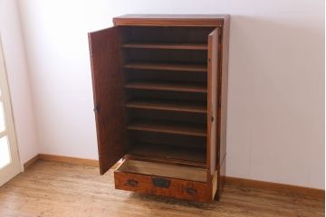 岩谷堂箪笥のワードローブをリペア&カスタム!奥行きをリサイズし、可動式の棚板を5枚設置して収納棚にリメイク。(戸棚、引き出し、下駄箱)