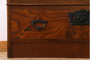 岩谷堂箪笥のワードローブをリペア&カスタム!奥行きをリサイズし、可動式の棚板を5枚設置して収納棚にリメイク。(戸棚、引き出し、下駄箱)