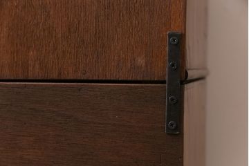 岩谷堂箪笥のワードローブをリペア&カスタム!奥行きをリサイズし、可動式の棚板を5枚設置して収納棚にリメイク。(戸棚、引き出し、下駄箱)