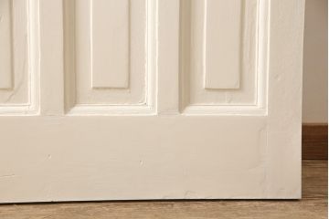 イギリスアンティークの木製ドアをリペア&カスタム!高さと幅をリサイズし、鍵の取り付け跡を埋木処理。お客様ご用意の塗料でペイント仕上げ。(扉、ステンドグラス、建具)