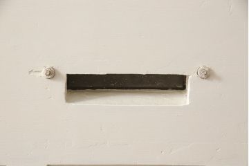 イギリスアンティークの木製ドアをリペア&カスタム!高さと幅をリサイズし、鍵の取り付け跡を埋木処理。お客様ご用意の塗料でペイント仕上げ。(扉、ステンドグラス、建具)