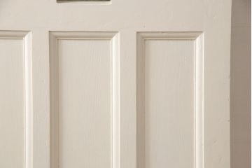 イギリスアンティークの木製ドアをリペア&カスタム!高さと幅をリサイズし、鍵の取り付け跡を埋木処理。お客様ご用意の塗料でペイント仕上げ。(扉、ステンドグラス、建具)