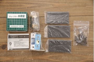 イギリスアンティークの木製ドアをリペア&カスタム!高さと幅をリサイズし、鍵の取り付け跡を埋木処理。お客様ご用意の塗料でペイント仕上げ。(扉、ステンドグラス、建具)