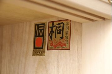 加茂桐箪笥の見た目を変えずに綺麗にリペア!汚れ・欠けを修復し、全体を砥の粉仕上げ。(総桐たんす、総桐箪笥、胴丸、和たんす、収納タンス)