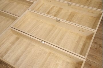 加茂桐箪笥の見た目を変えずに綺麗にリペア!汚れ・欠けを修復し、全体を砥の粉仕上げ。(総桐たんす、総桐箪笥、胴丸、和たんす、収納タンス)
