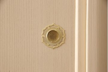 加茂桐箪笥の見た目を変えずに綺麗にリペア!汚れ・欠けを修復し、全体を砥の粉仕上げ。(総桐たんす、総桐箪笥、胴丸、和たんす、収納タンス)