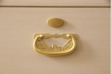 加茂桐箪笥の見た目を変えずに綺麗にリペア!汚れ・欠けを修復し、全体を砥の粉仕上げ。(総桐たんす、総桐箪笥、胴丸、和たんす、収納タンス)