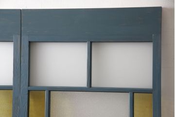 昭和初期のガラス戸2枚をリペア&カスタム!高さと幅をリサイズし、吊り戸仕様に変更。現状に合わせてくすんだ青色にペイント仕上げ。(引き戸、建具、色ガラス)
