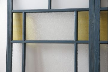 昭和初期のガラス戸2枚をリペア&カスタム!高さと幅をリサイズし、吊り戸仕様に変更。現状に合わせてくすんだ青色にペイント仕上げ。(引き戸、建具、色ガラス)