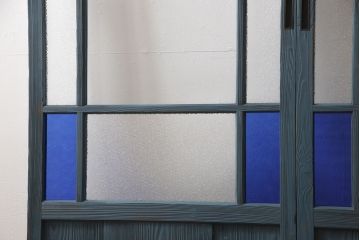 昭和初期のガラス戸2枚をリペア&カスタム!高さと幅をリサイズし、吊り戸仕様に変更。現状に合わせてくすんだ青色にペイント仕上げ。(引き戸、建具、色ガラス)
