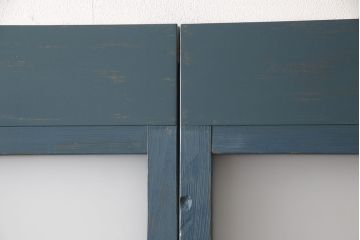 昭和初期のガラス戸2枚をリペア&カスタム!高さと幅をリサイズし、吊り戸仕様に変更。現状に合わせてくすんだ青色にペイント仕上げ。(引き戸、建具、色ガラス)